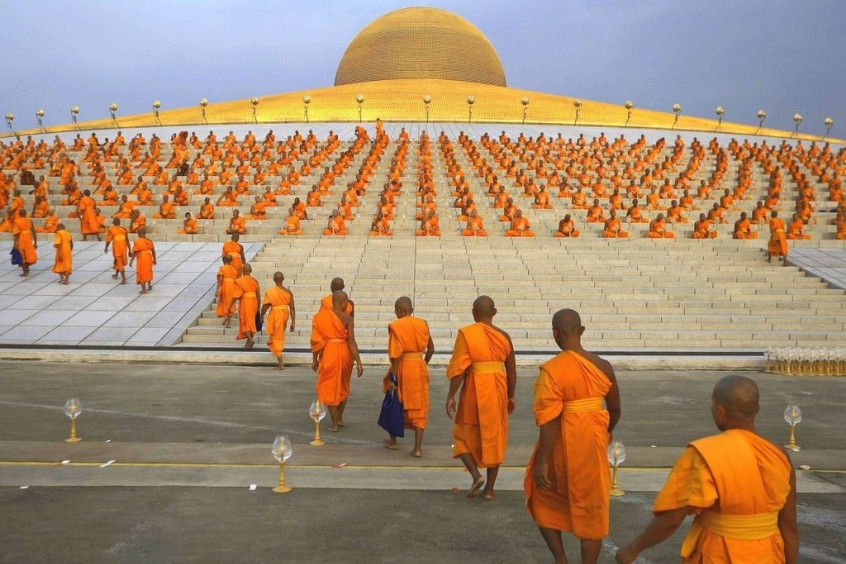 Toàn cảnh Wat Dhammakaya rộng lớn, nơi hàng ngàn Phật tử hành lễ