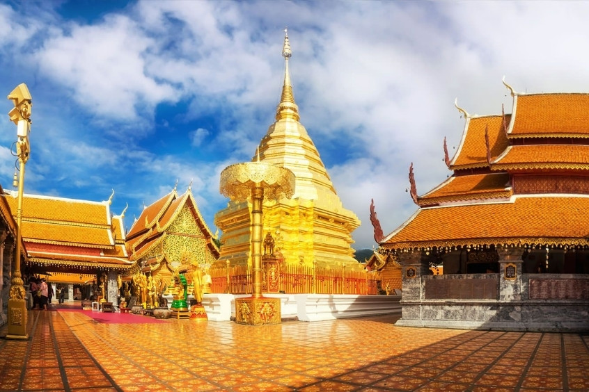 Ngôi chùa vàng nổi bật trên đỉnh núi Doi Suthep, Chiang Mai