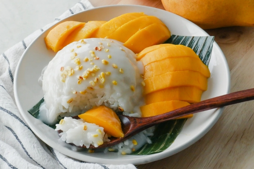 Thưởng thức xôi xoài Thái Lan đúng chuẩn khi xôi còn ấm nóng