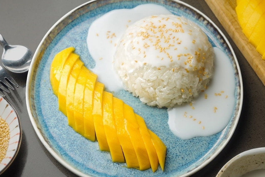 Xôi xoài với nếp dẻo thơm, xoài chín mọng và nước cốt dừa béo ngậy