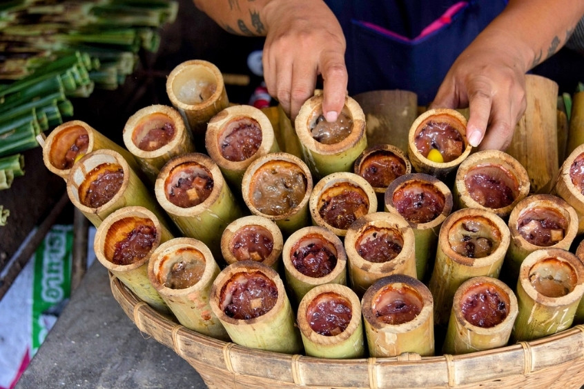 Bánh gạo nếp Khao Lam được bọc trong những ống tre xếp gọn gàng