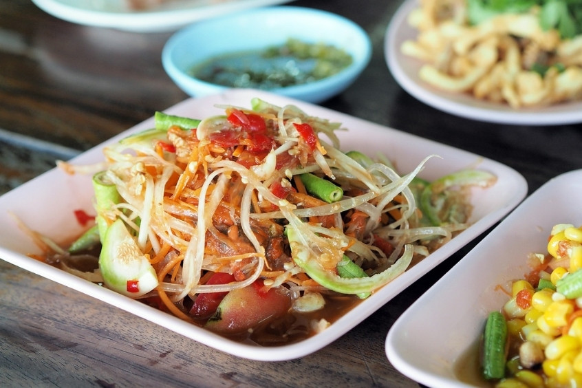 Gỏi đu đủ xanh Som Tam cay nồng chuẩn vị đường phố Thái Lan