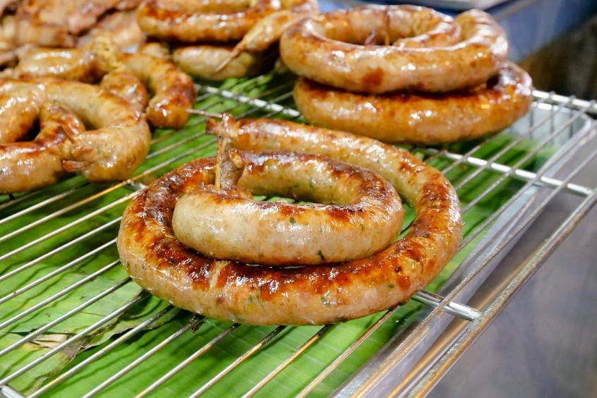 Món ăn vặt đường phố Sai Oua cay thơm đặc trưng Thái Lan