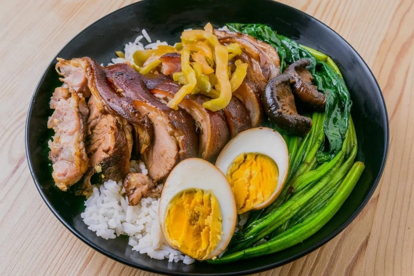 Khao Kha Moo - Thịt giò heo hầm mềm, ăn cùng cơm nóng hổi, dẻo thơm 