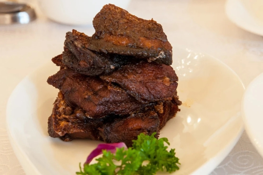 Cá hun khói Thượng Hải có lớp da giòn, thịt mềm, cay nhẹ và đậm đà