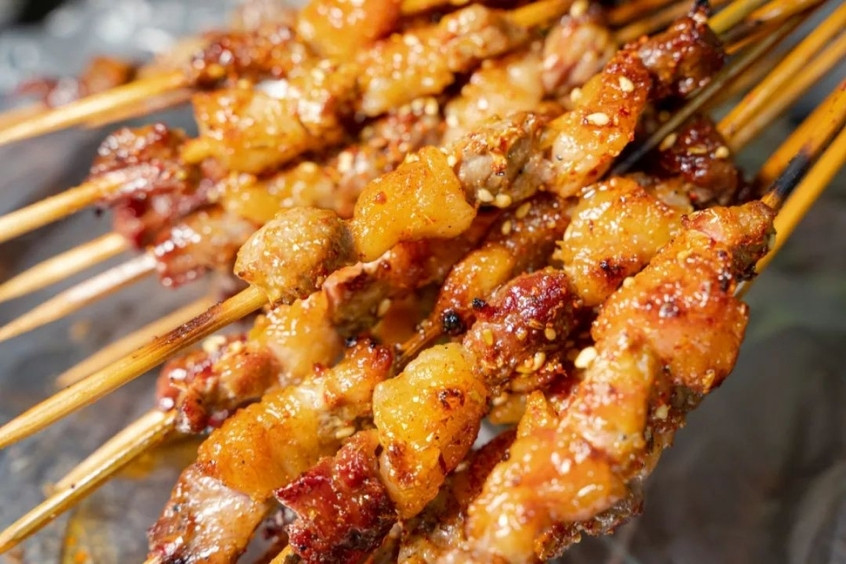 Thịt nướng vỉ sắt kiểu Bắc Kinh là món ăn nổi tiếng với kỹ thuật nướng thịt bò hoặc cừu halal trên vỉ sắt kim loại thay vì than&nbsp;