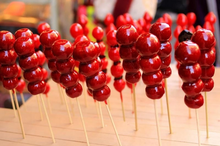 Kẹo có màu đỏ đẹp mắt, bọc lớp đường óng ánh, ngọt ngào