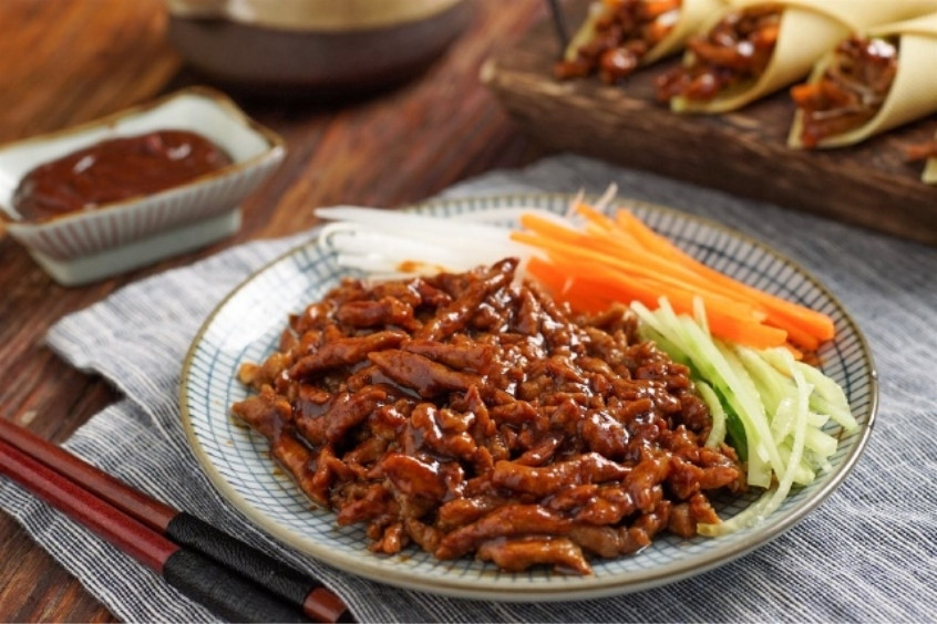 Thịt lợn xé sốt Bắc Kinh là một&nbsp;món ăn truyền thống của ẩm thực Bắc Kinh&nbsp;