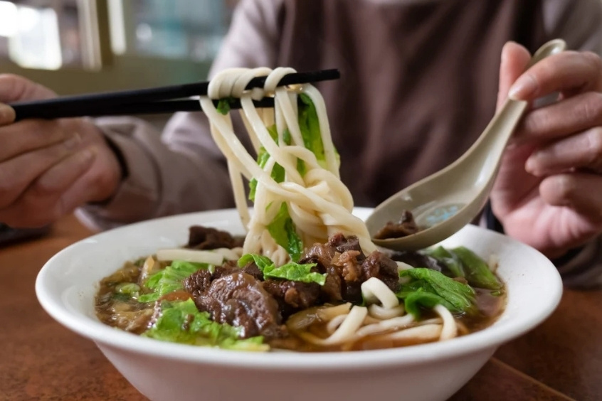 Thưởng thức mì tương đậu Zhajiangmian mì dai hòa cùng sốt tương đậm đà