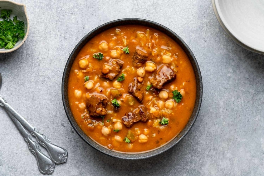 Bát súp Harira với màu sắc hấp dẫn gồm đậu thịt và rau thơm đặc trưng của ẩm thực Bắc Phi