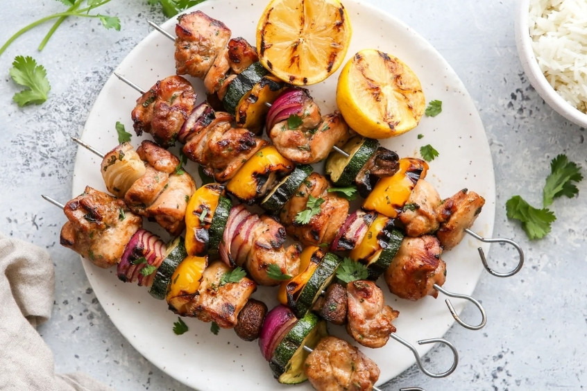 Xiên thịt Brochette nướng chín vàng thơm ngon hấp dẫn