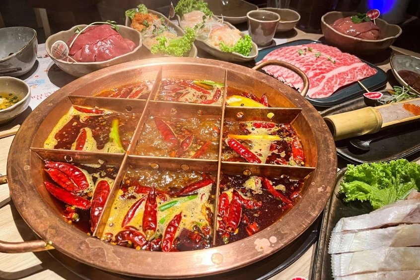 Lẩu cay Tứ Xuyên - Món ăn đặc sản Trùng Khánh với nước lẩu đỏ rực, cay nồng hấp dẫn