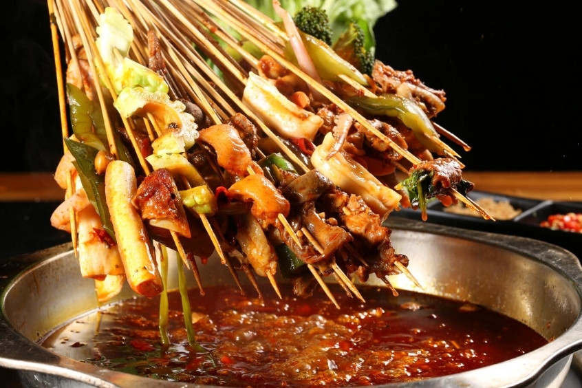 Lẩu xiên que Trùng Khánh với nhiều loại thịt, rau và hải sản nhúng lẩu