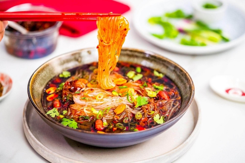 Mì khoai lang cay Trùng Khánh -  Món ăn dân dã mang hương vị cay nồng