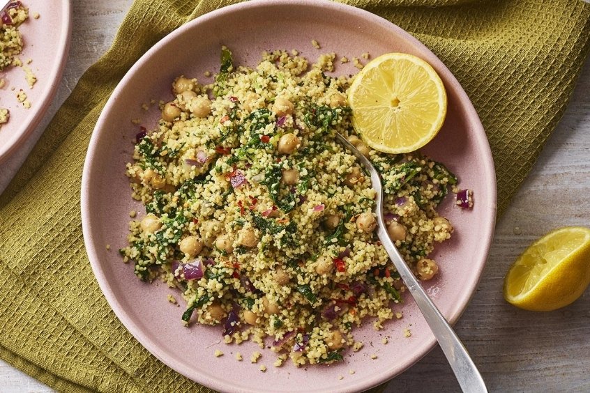 Couscous với hạt semolina, thịt cừu và rau củ hấp dẫn