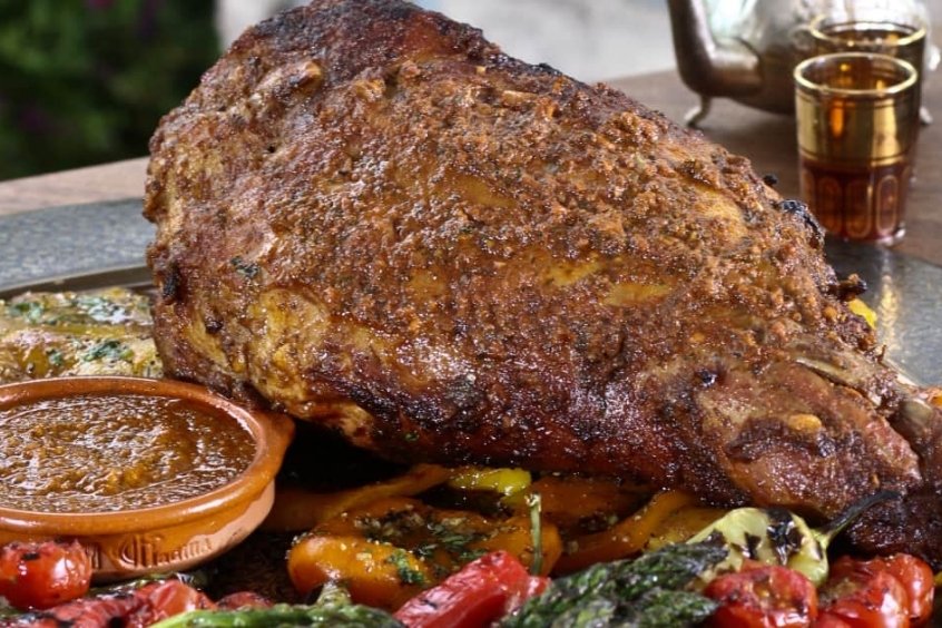 Mechoui thịt cừu nướng nguyên con đặc sản trong bữa tiệc của Marrakech