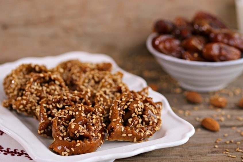 Chebakia - Bánh ngọt phủ mật ong và mè rang truyền thống của Maroc