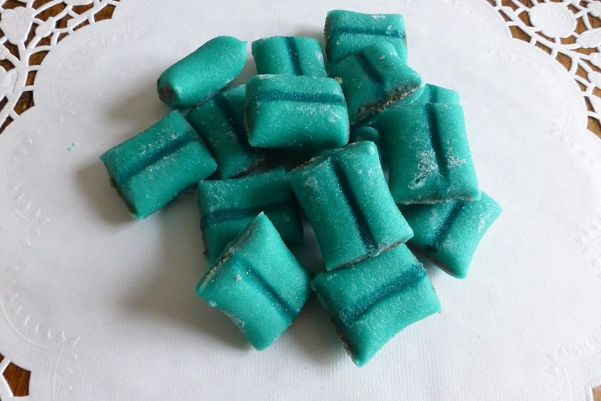 Coussin de Lyon là một món bánh kẹo ngọt, có hình dạng giống chiếc gối nhỏ