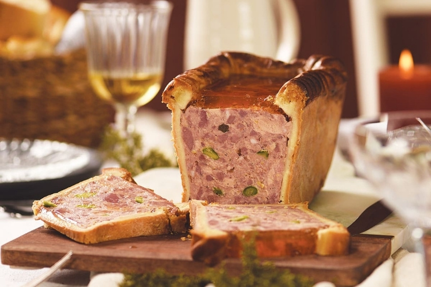 Thưởng thức Pâté en croûte sự hòa quyện hoàn hảo giữa thịt tươi và lớp vỏ bánh giòn