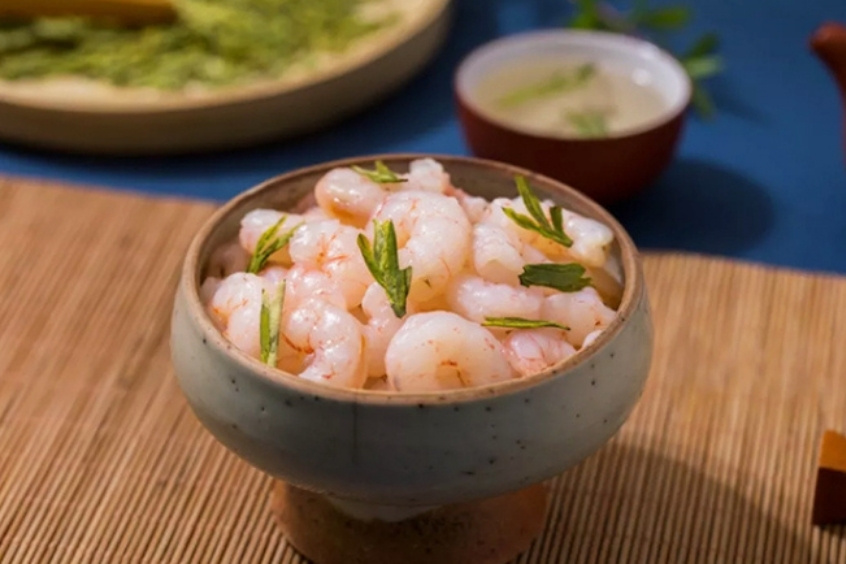 Tôm nõn Tây Hồ xào lá trà Long Tỉnh là một món ăn đặc sản nổi tiếng của Hàng Châu