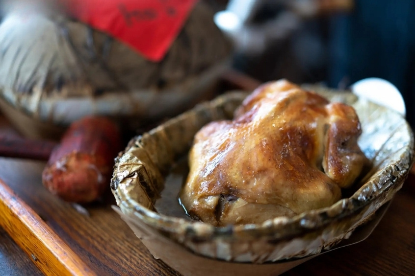 Gà ăn mày món gà nướng đất sét đặc sản Hàng Châu