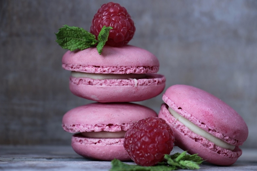 Những chiếc bánh Macarons màu hồng nhạt được kẹp nhân kem