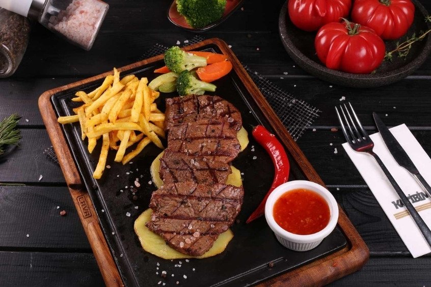 Steak Frites món ăn đặc sản kiểu Pháp kết hợp thịt bò mềm mọng và khoai tây chiên giòn rụm