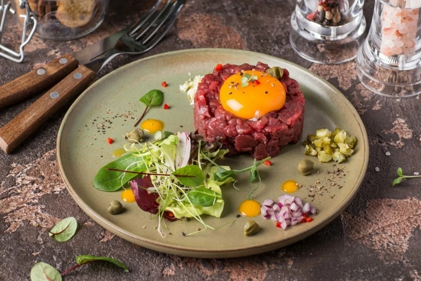 Thịt bò Tartare tươi ngon, mềm mượt, gia vị làm món ăn thêm hấp dẫn