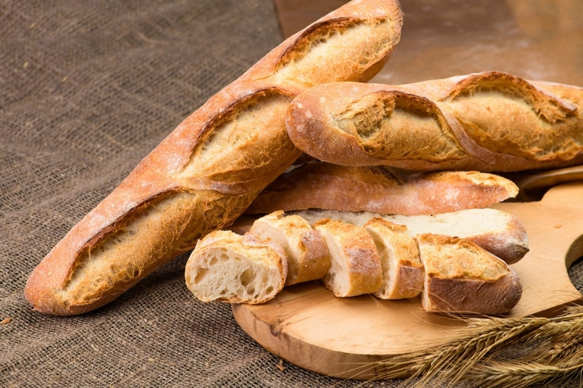 Bữa sáng đơn giản với bánh mì que và một ly sữa (Ảnh: Internet)