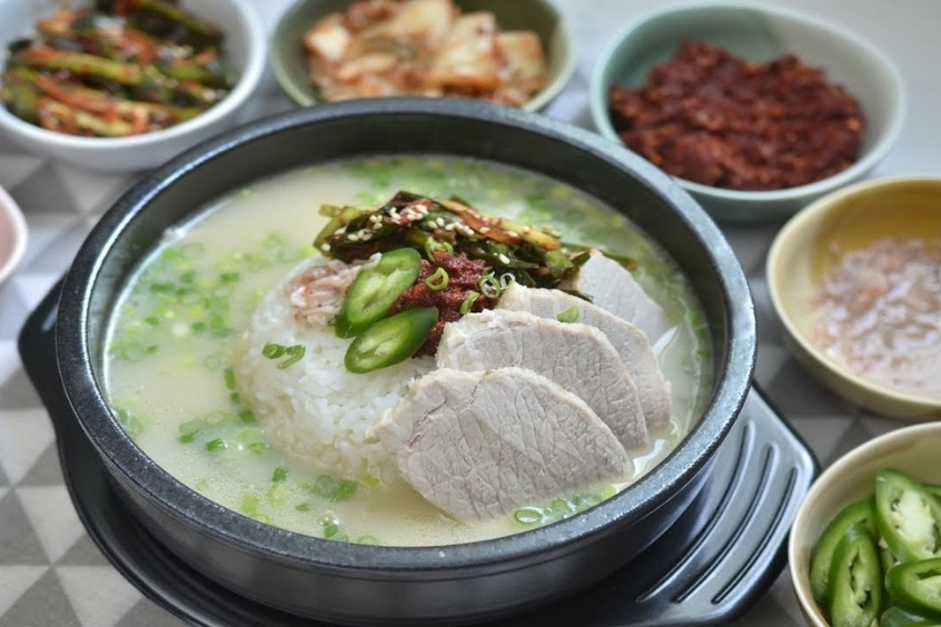 Dwaeji gukbap - Canh thịt lợn truyền thống, ấm lòng của Busan