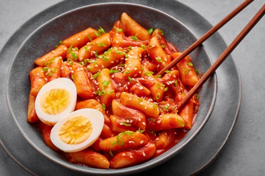 Tteokbokki - Bánh gạo cay sốt đỏ đặc trưng của Hàn Quốc