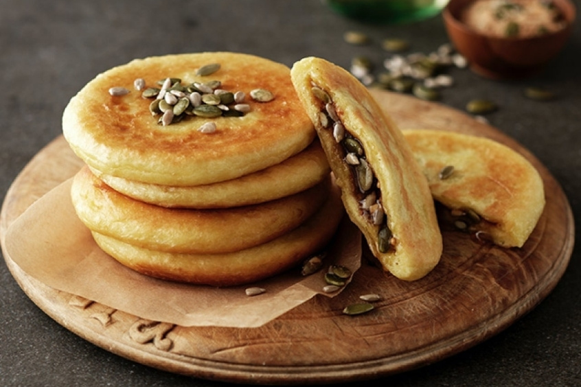 Ssiat hotteok - Bánh xèo ngọt nhân hạt giòn rụm hấp dẫn