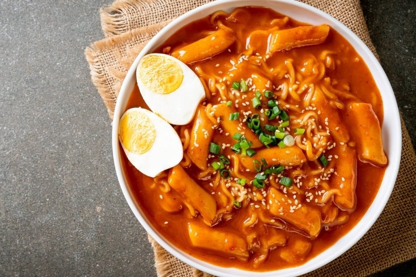 Bánh gọa cay Tteokbokki - Món ăn vặt đường phố hấp dẫn của Gyeongju