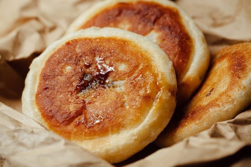 Đĩa Hotteok - Bánh kếp ngọt nhân đường và hạt