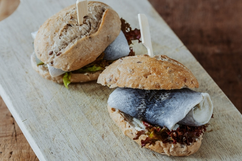 Ổ bánh mì kẹp cá ngừ, rau xà lách, cà chua và sốt mayonnaise hấp dẫn