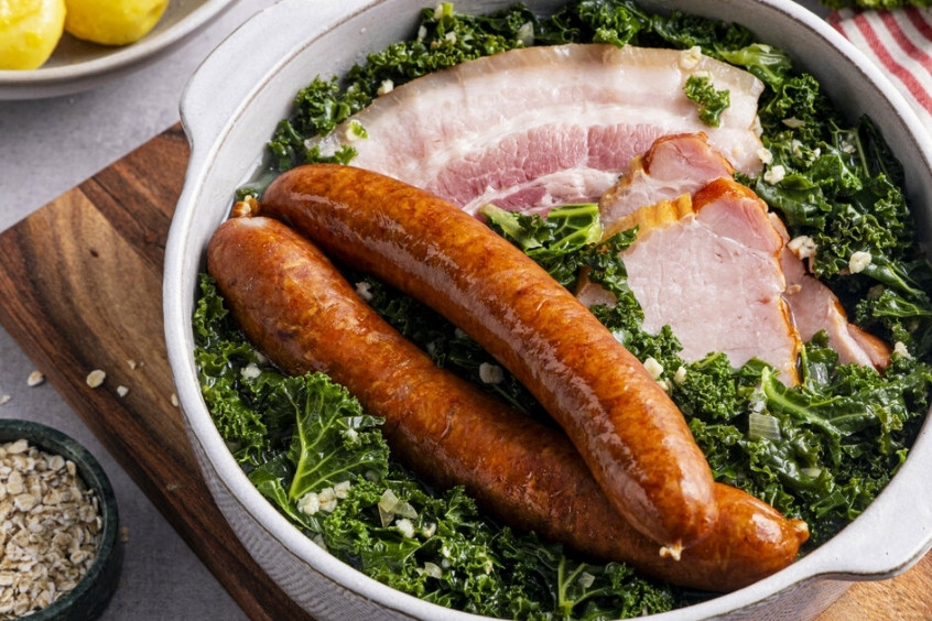 Đĩa rau cải xoăn xanh mướt xào với những lát thịt hun khói màu nâu đỏ hấp dẫn