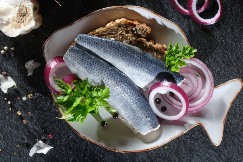 Những miếng cá trích muối vàng óng, được xếp gọn gàng trên đĩa