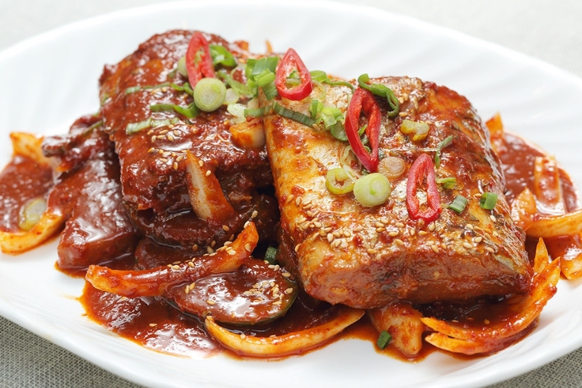 Đĩa cá Hairtail hầm khoai tây và củ cải, với nước sốt màu nâu sóng sánh và hành lá thái nhỏ