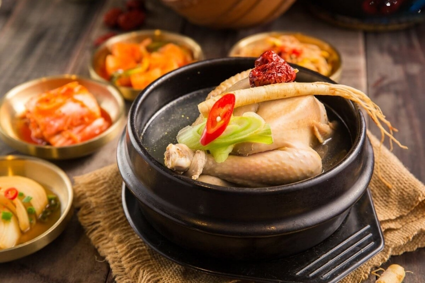 Tô Samgyetang nghi ngút khói với gà hầm nguyên con, nhân sâm, táo tàu, hạt dẻ và gạo nếp