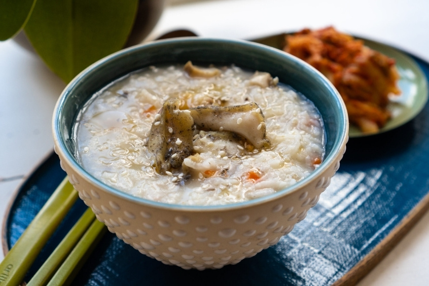 Tô cháo bào ngư sánh mịn, màu trắng ngà, với những lát bào ngư tươi ngon