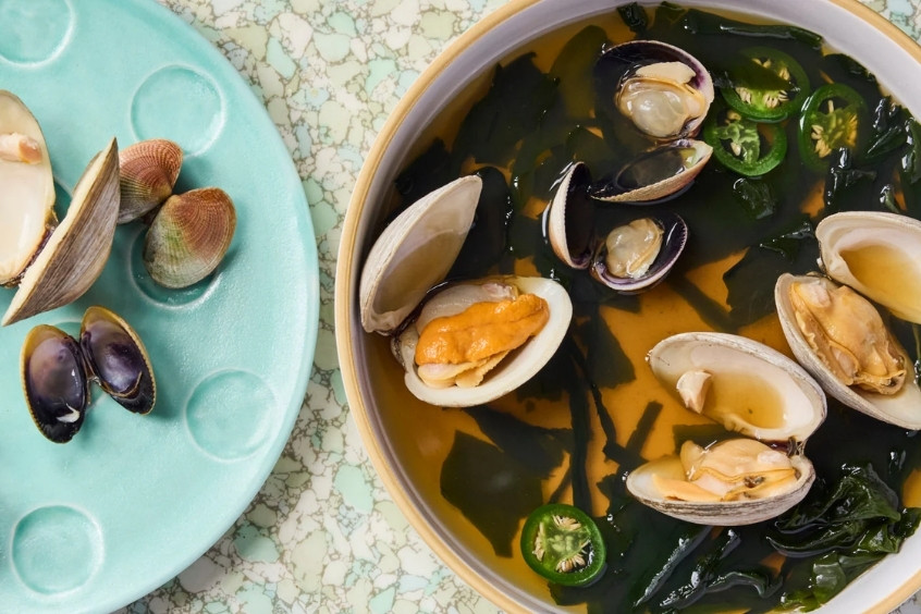 Tô canh rong biển màu xanh, có nghêu ăn kèm