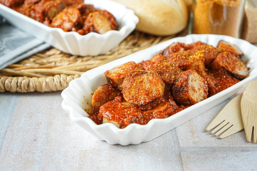 Currywurst - Xúc xích Đức phủ sốt cà ri cay nồng tại Berlin
