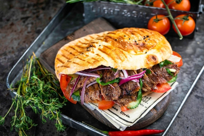Doner Kebab đầy ắp thịt nướng và rau tươi của Berlin