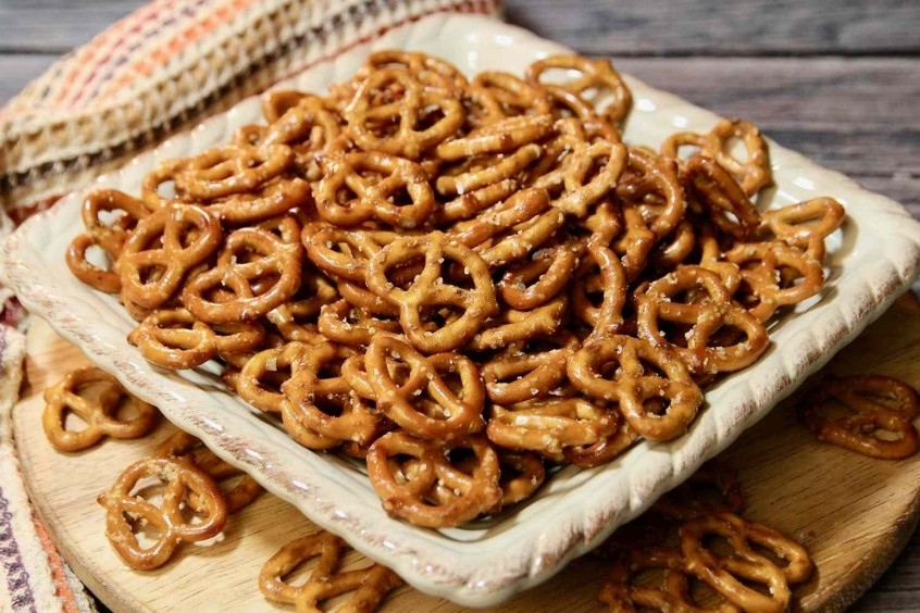 Pretzel Đức truyền thống giòn mặn, đặc sản đường phố Berlin