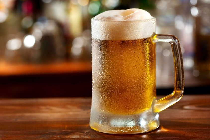 Cốc bia tươi Đức rót từ vại lớn tại lễ hội bia Oktoberfest Munich