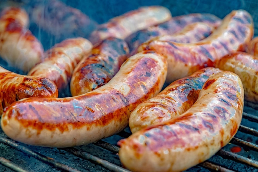Bratwurst nướng trên than hồng, món xúc xích nổi tiếng Munich