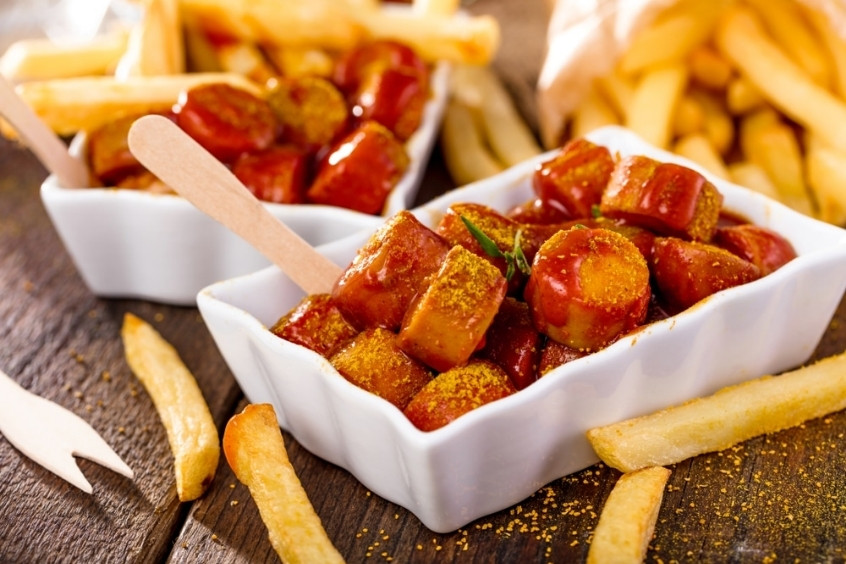 Currywurst - Xúc xích Đức cắt lát phủ sốt cà ri cay