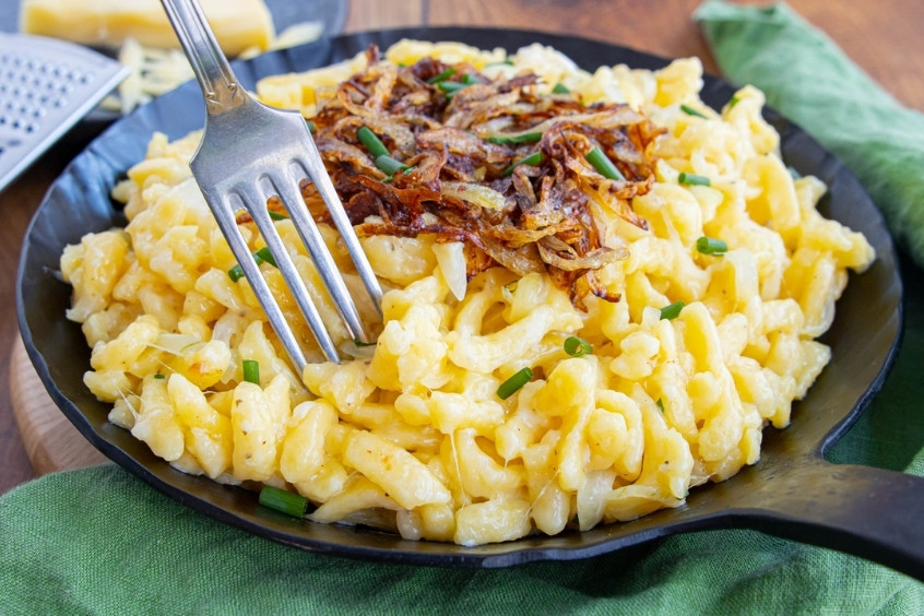 Käsespätzle - Món mì trứng Đức phủ phô mai và hành phi béo ngậy
