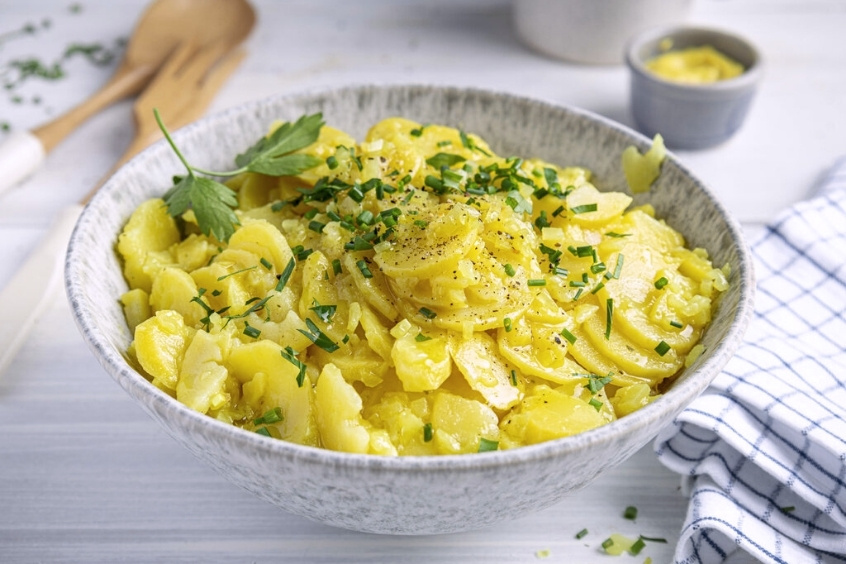 Kartoffelsalat kiểu Bavaria với khoai tây thái lát, hành tây và thảo mộc