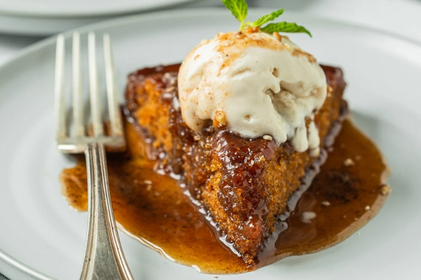 Malva Pudding Pretoria phủ sốt caramel ngọt ngào, ăn kèm kem tươi